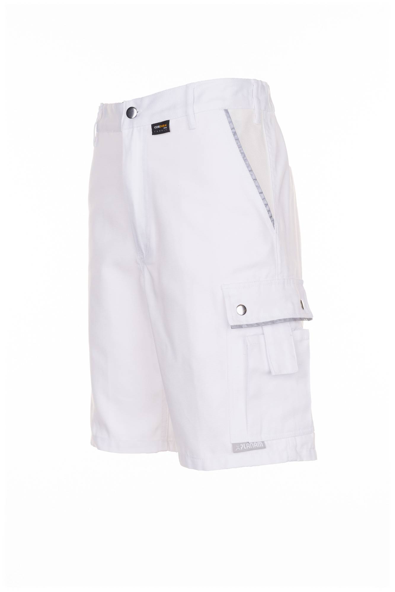 Weiße Cargoshorts mit Seitentaschen, auf schllichtem Hintergrund gezeigt.