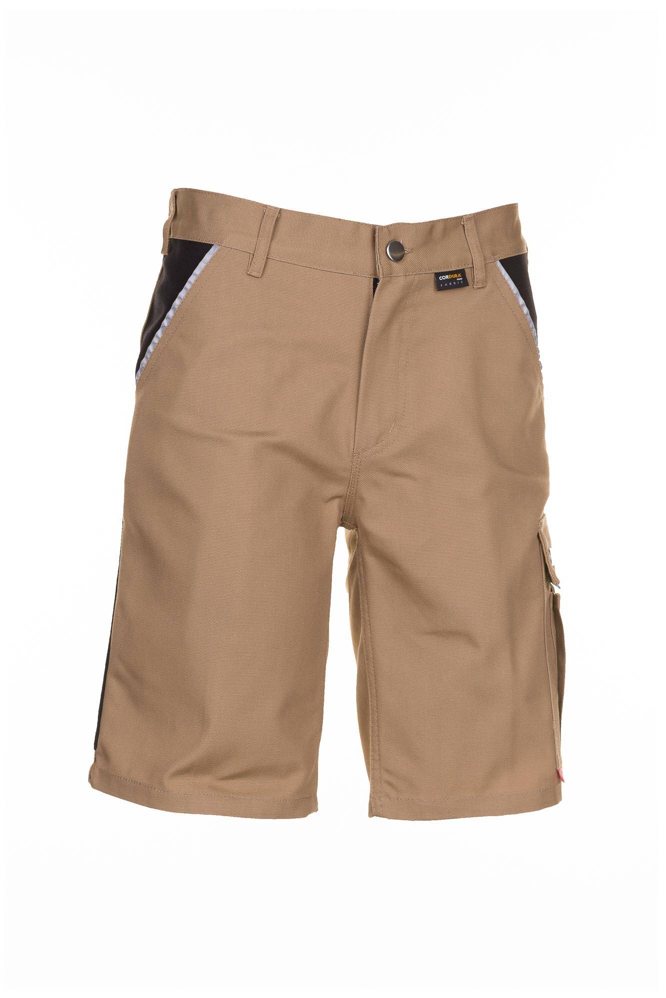 Beigefarbene, knielange Cargo-Shorts mit Seitentaschen, Vorderansicht auf weißem Hintergrund.