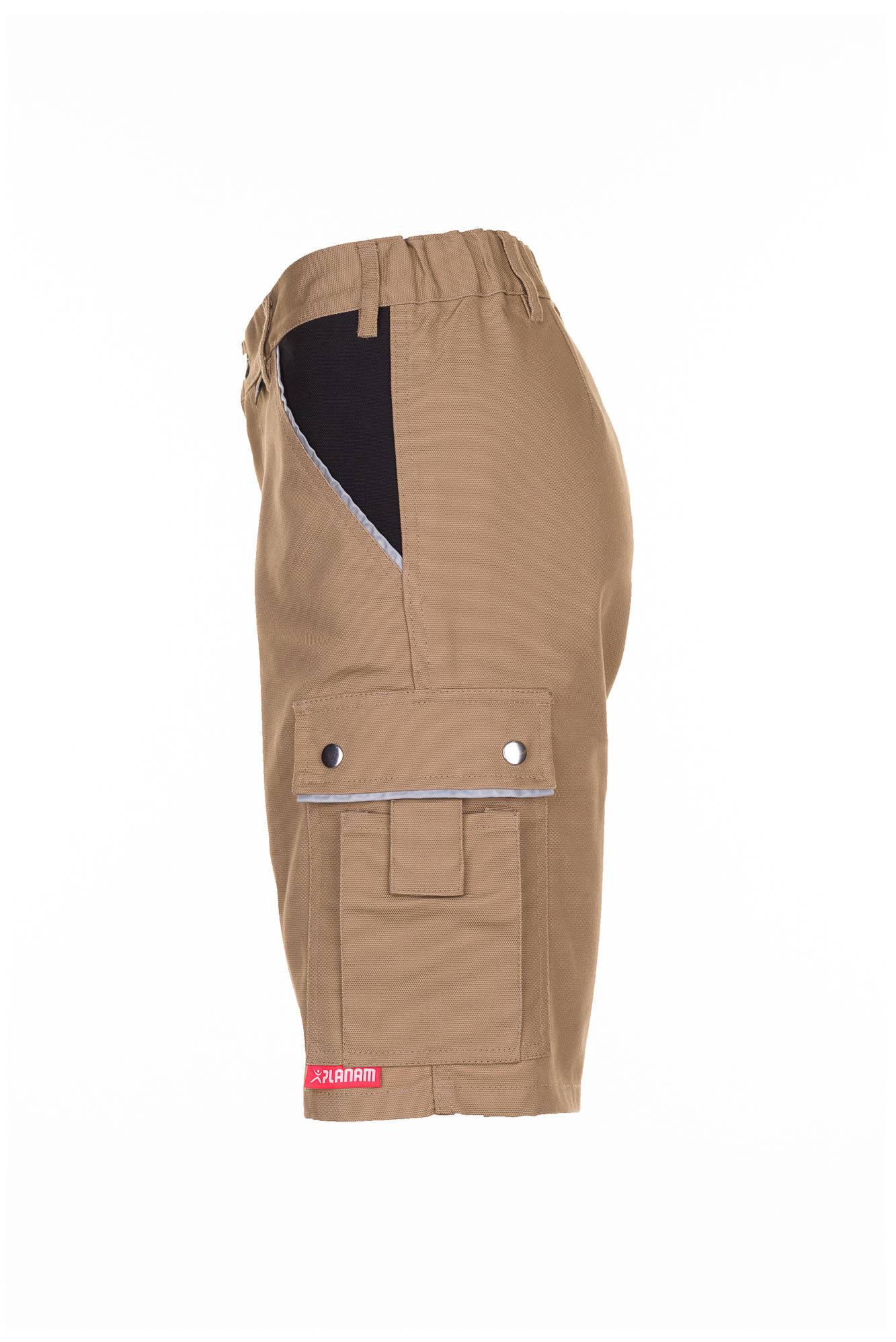 Beige Cargo-Shorts mit elastischem Bund und seitlicher Klapptasche, isoliert auf weißem Hintergrund dargestellt.