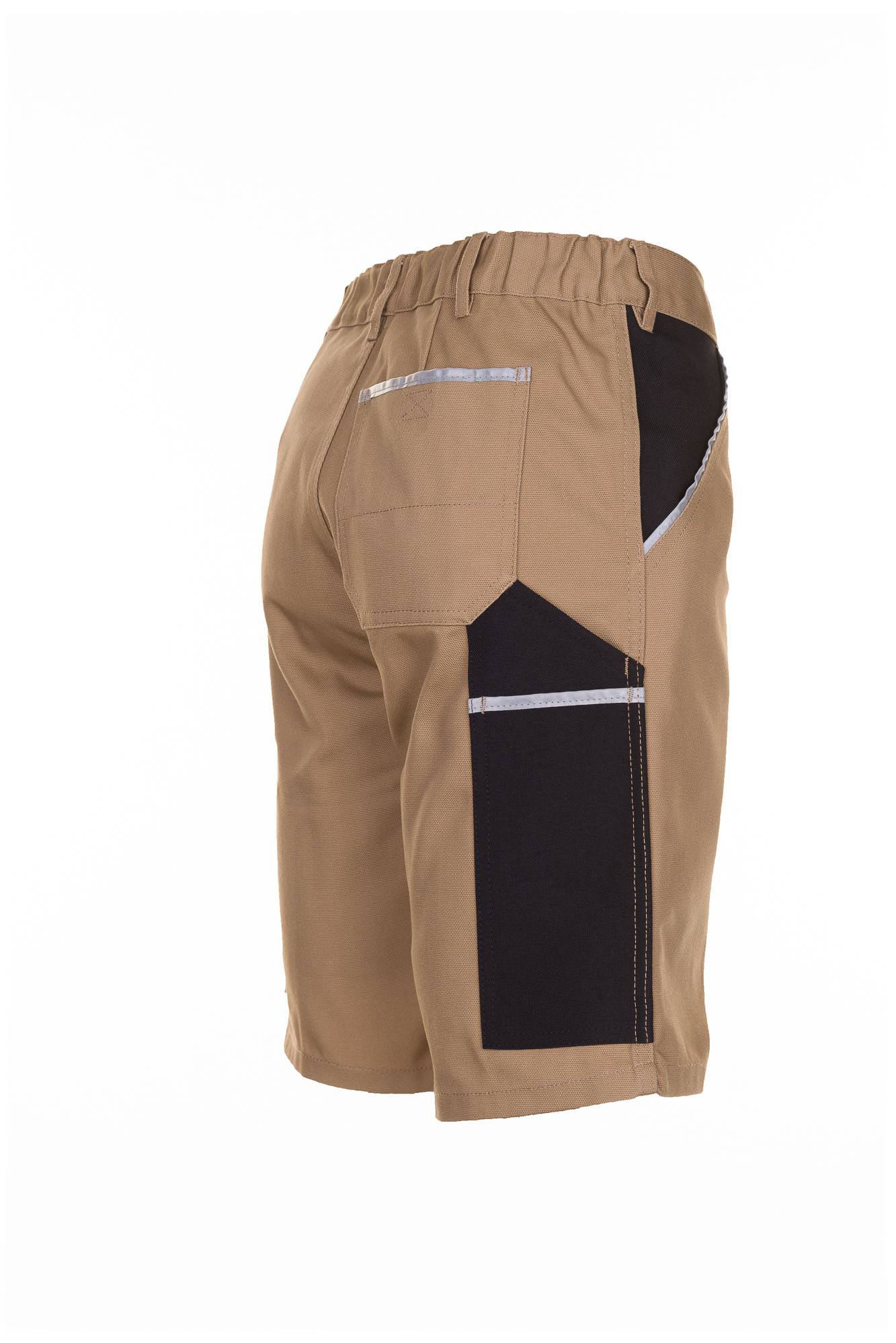 Beigefarbene Sportshorts mit schwarzen Seitenpaneelen und reflektierendem Rand, von hinten auf weißem Hintergrund gezeigt.