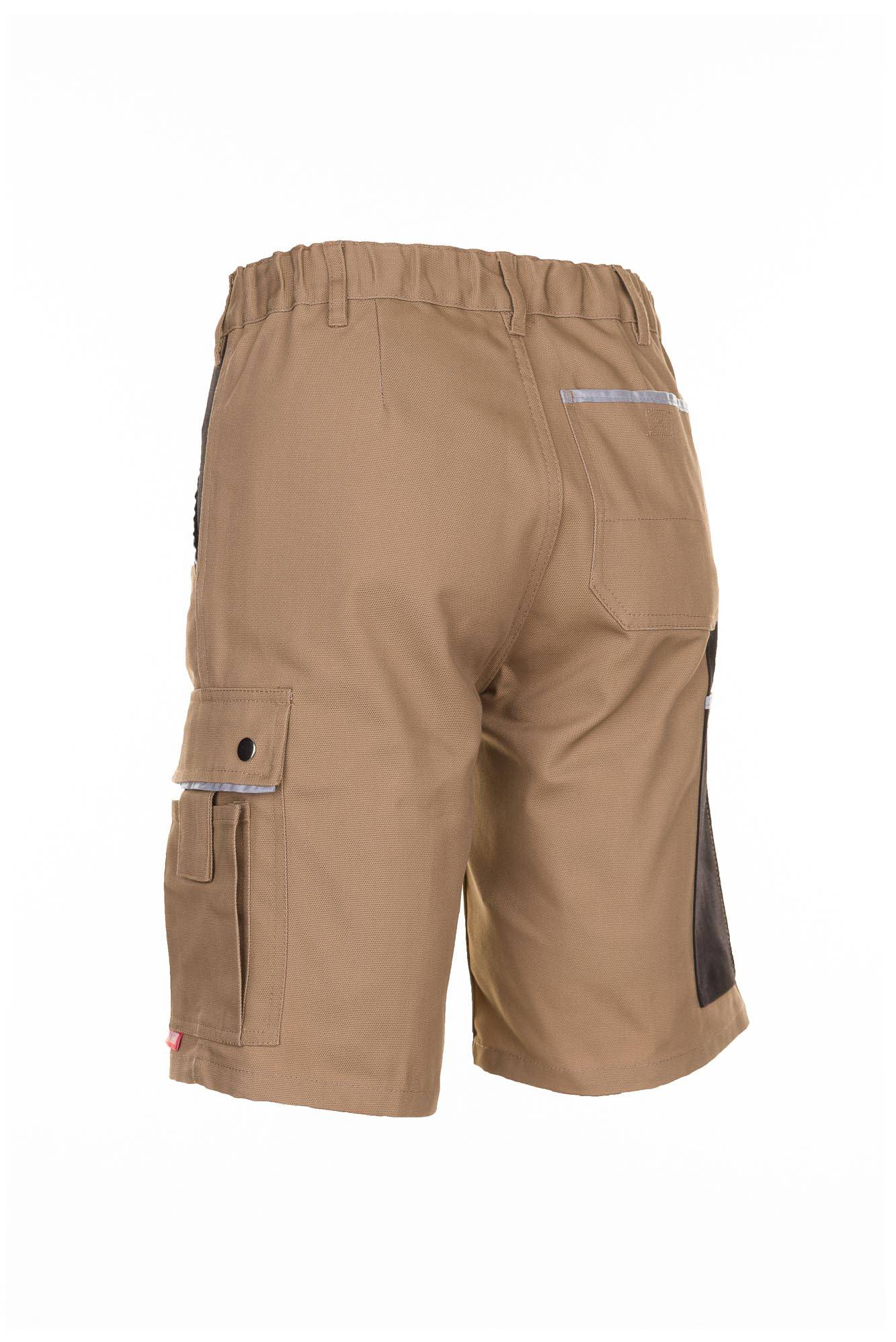 Beige Cargoshorts mit elastischem Bund, Seitentaschenpatte und dunklem Seiteneinsatz, gezeigt auf weißem Hintergrund.