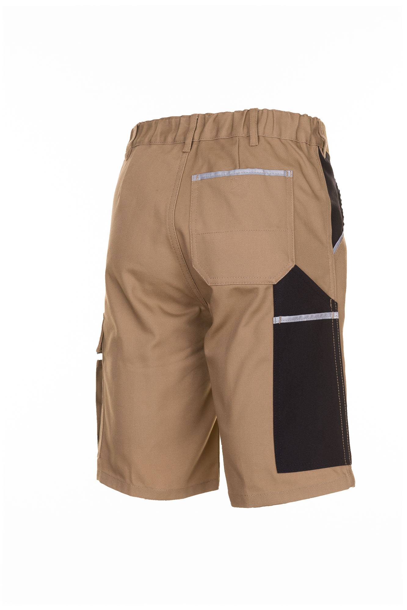 Beige Arbeitsshorts mit elastischem Bund, hintertasche und schwarzen seitlichen Utility-Paneelen auf weißem Hintergrund.