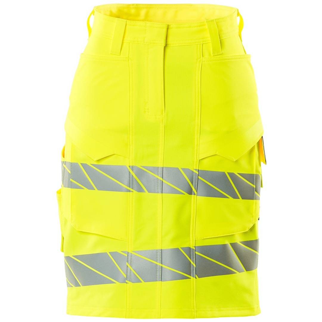 Hochsichtbarer neongelber Arbeitsrock mit reflektierenden grauen Streifen und vorderen Cargotaschen auf weißem Hintergrund.