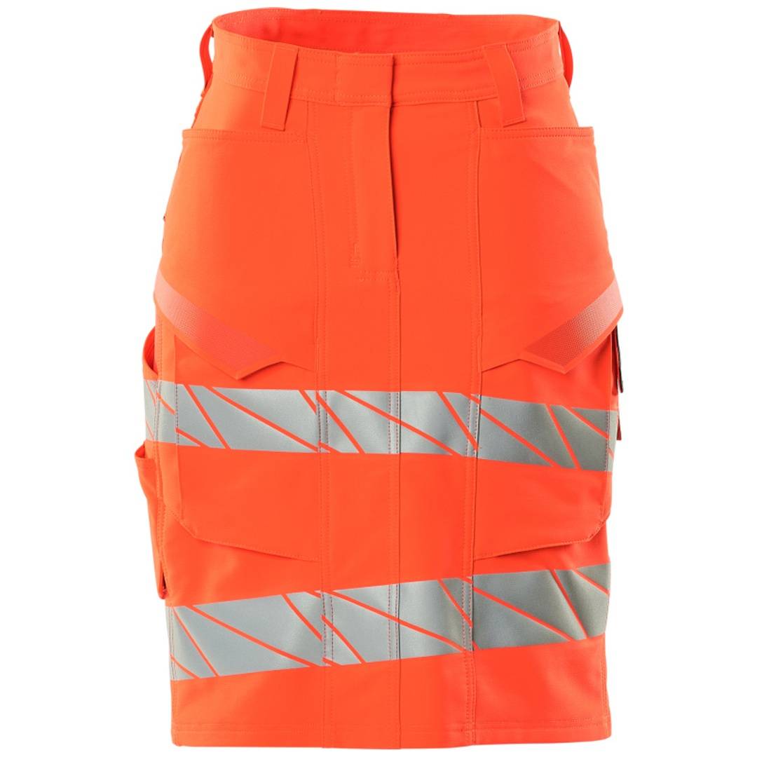 Knallrote Hochsichtbarkeits-Arbeitsrock mit reflektierenden silbernen Streifen und großen vorderen Taschen, auf weißem Hintergrund dargestellt.