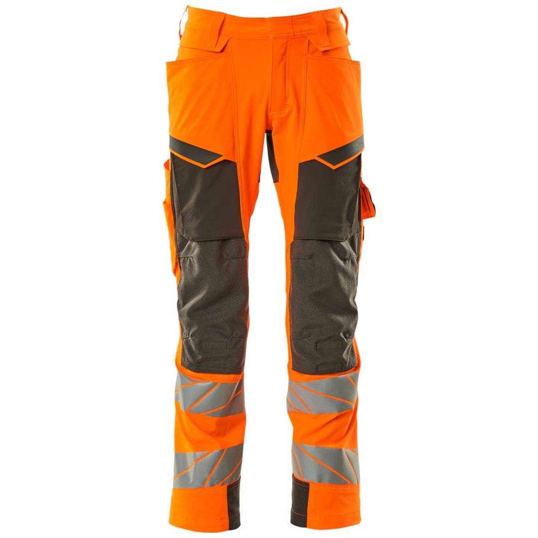 Hochsichtbare orangefarbene Arbeitshosen mit schwarzen verstärkten Kniepaneelen und reflektierenden Streifen, Vorderansicht auf weißem Hintergrund dargestellt.