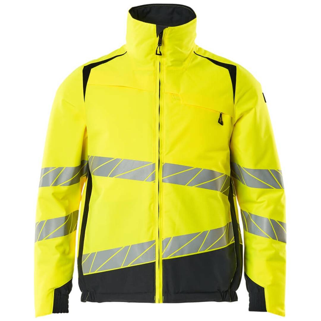 Leuchtend gelbe Sicherheitsjacke mit Reißverschluss, reflektierendem grauem Streifen und schwarzen Akzenten, in Vorderansicht auf neutralem Hintergrund gezeigt.