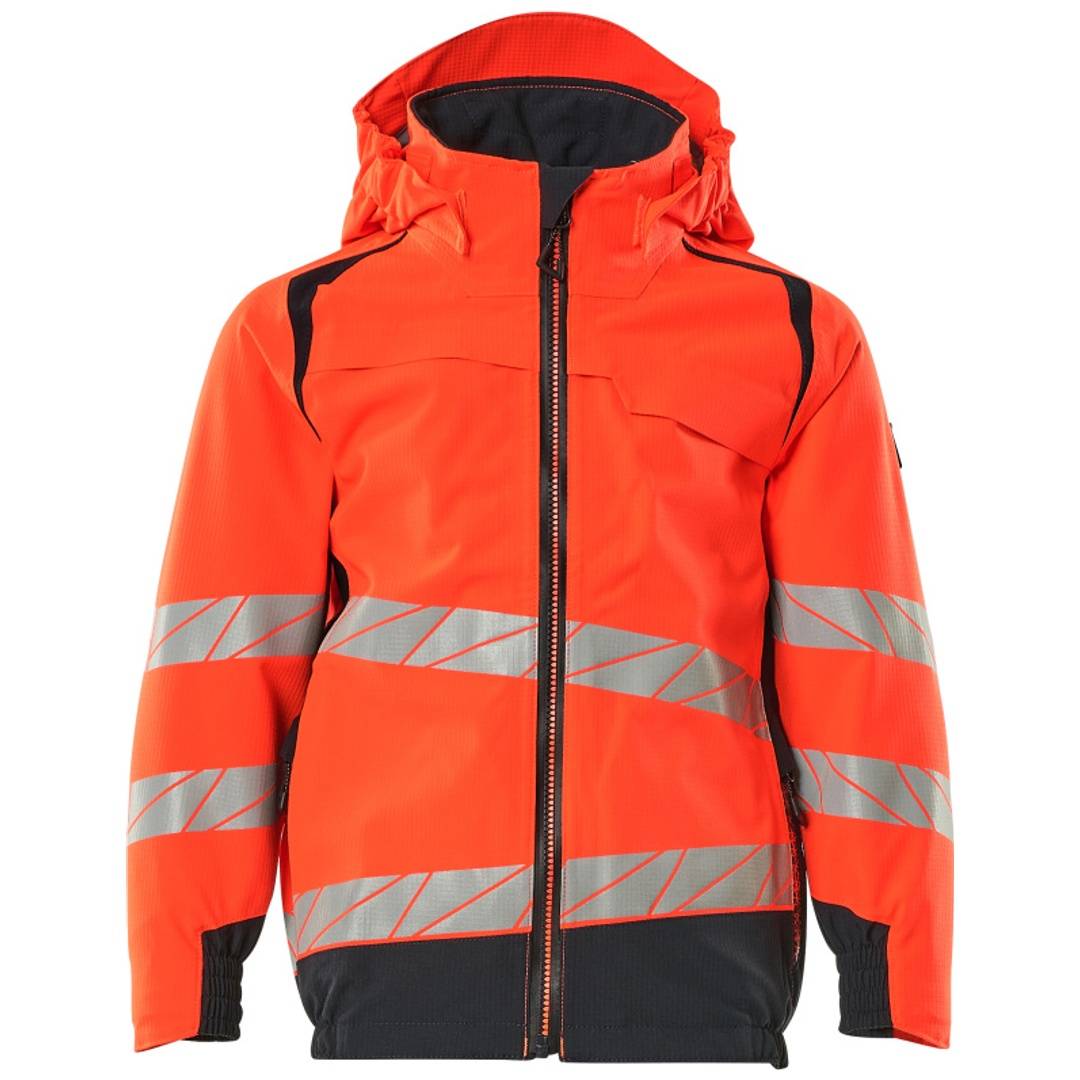 Leuchtend orangefarbene Sicherheitsjacke mit Kapuze, reflektierende silberne Streifen und schwarze Akzente, Vorderansicht auf weißem Hintergrund.