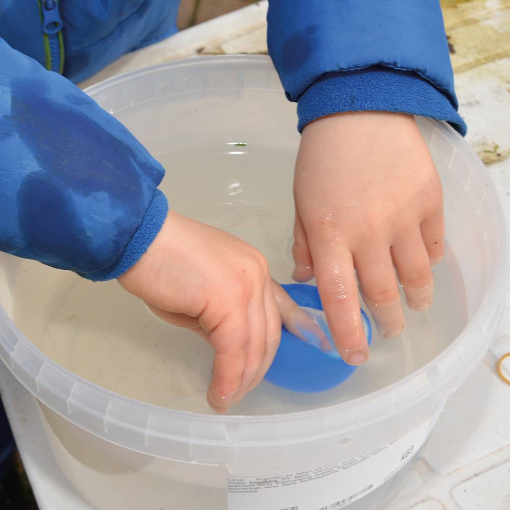 EDUPLAY 130271 Wasserbombe, Silikon, Ø 6 cm (Farbe zufällig)