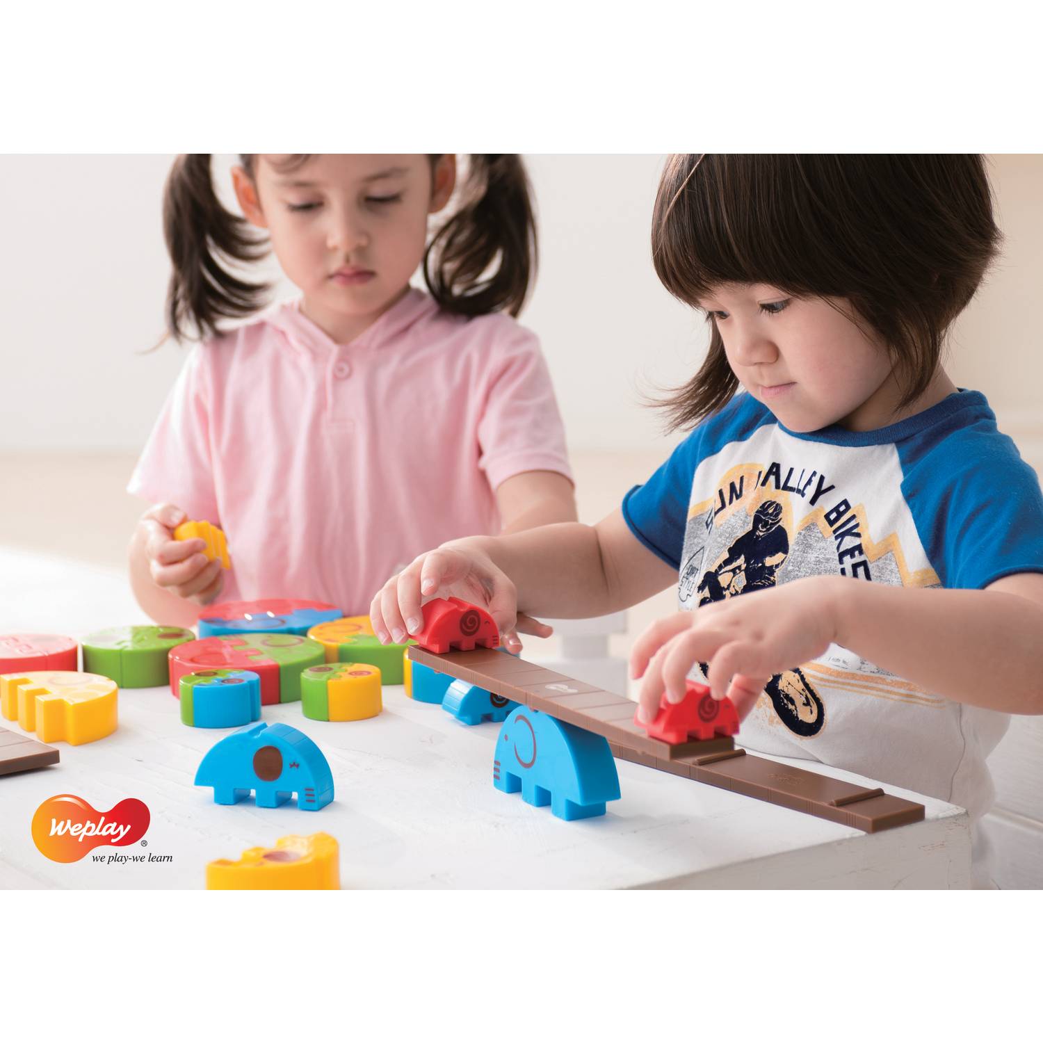 Weplay KF0007 Jumbo Circus Balance Elefanten in 3 Größen, 4 Bretter & 28 Elefanten, bunt, 32-teilig (1 Set)