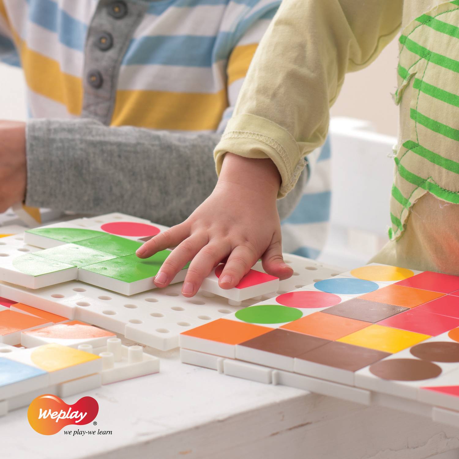 Weplay KC2009 Puzzle Fun, Farben & Formen lernen, Puzzleelemente in 6 Farben, bunt, 75-teilig (1 Set)