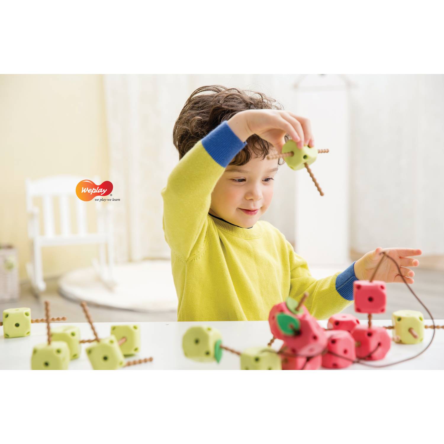 Weplay KF0012 Äpfel, Raupen Spiel, grün/rot (1 Set)