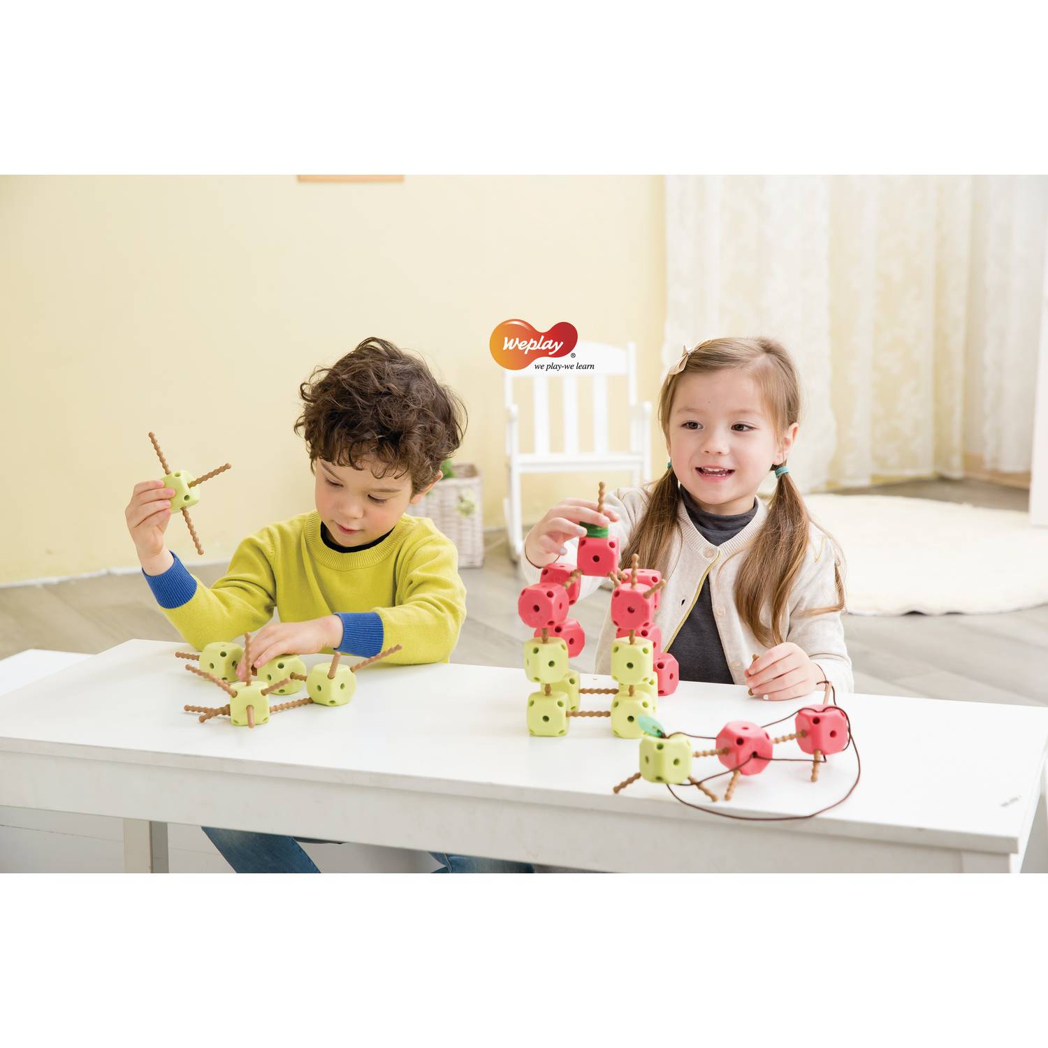 Weplay KF0012 Äpfel, Raupen Spiel, grün/rot (1 Set)