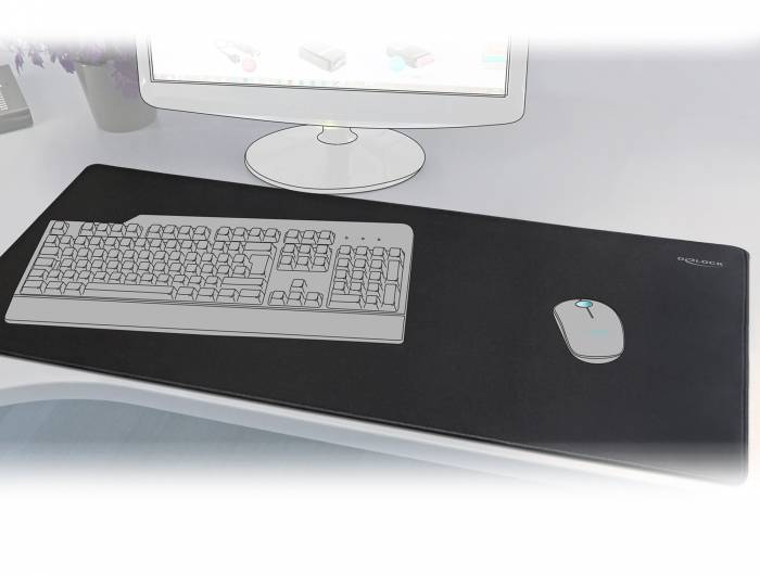 Computertisch mit Monitor, Tastatur und Maus auf einer großen schwarzen Schreibtischunterlage.