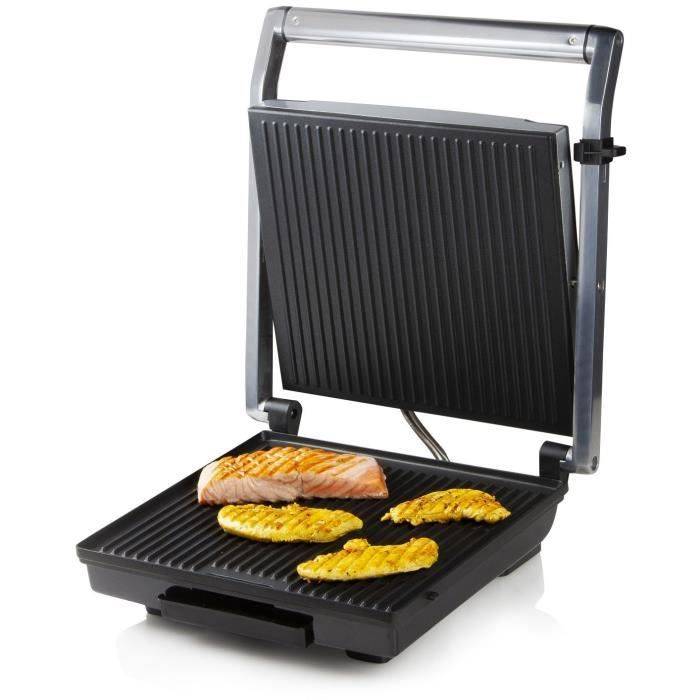 Offener Elektrogrill mit Pressfunktion zum Garen von Lachs und Gemüse auf gerillten Platten vor weißem Hintergrund.