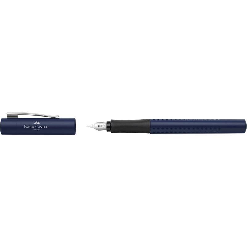Ein blauer Faber-Castell Füller mit abgenommenem Deckel, der die Feder zeigt. Der Füller und der Deckel sind horizontal auf einem weißen Hintergrund ausgerichtet.