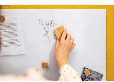Hand wischt handgeschriebenes „ja