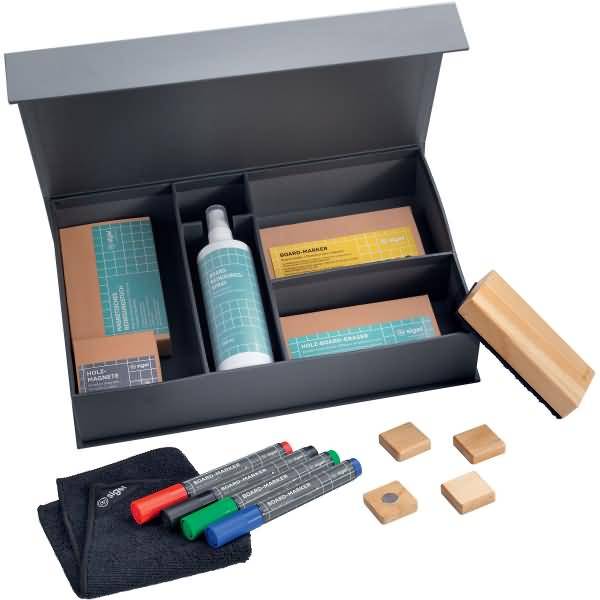 Offene schwarze Präsentationsbox mit Fächern, die Marker-Stifte, eine Sprühflasche und beschriftete Karten enthält, mit einer schwarzen Tasche und kleinen Holzblöcken daneben.