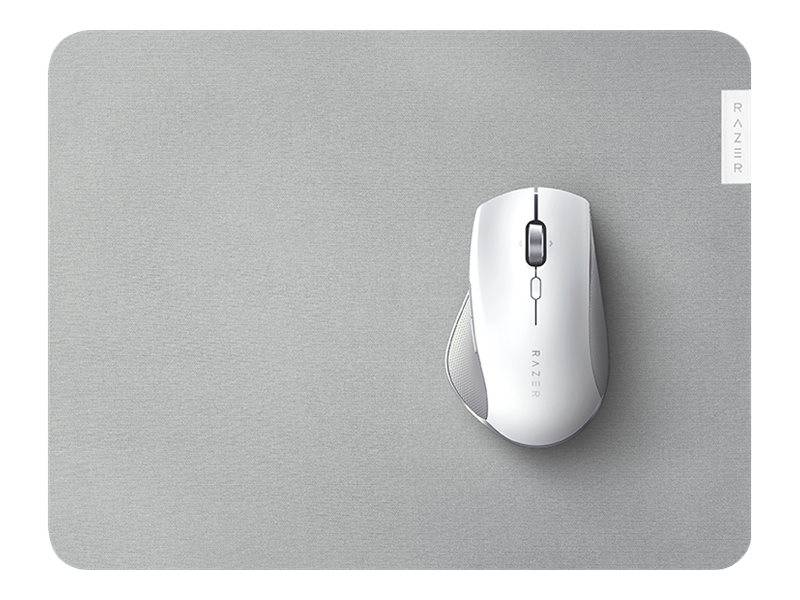 Weiße kabellose Computermaus auf einem großen grauen Mousepad mit einem kleinen 