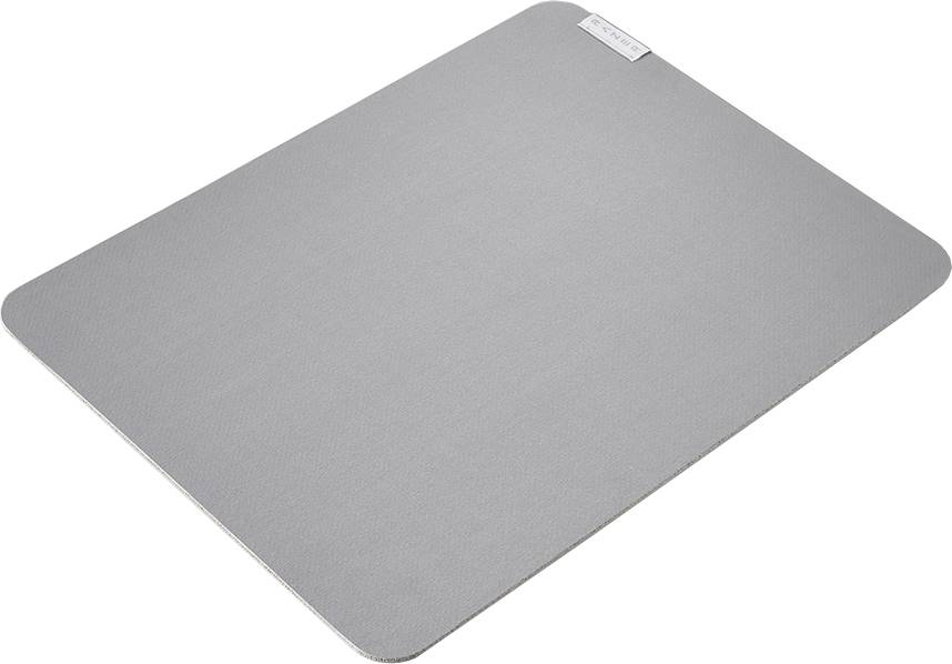 Graue rechteckige Mousepad mit abgerundeten Ecken und einem kleinen Etikett an einer Kante, auf weißem Hintergrund dargestellt.