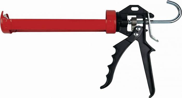 Rote und schwarze Griffe eines Kartuschenpistols mit sichtbarem Auslösemechanismus.