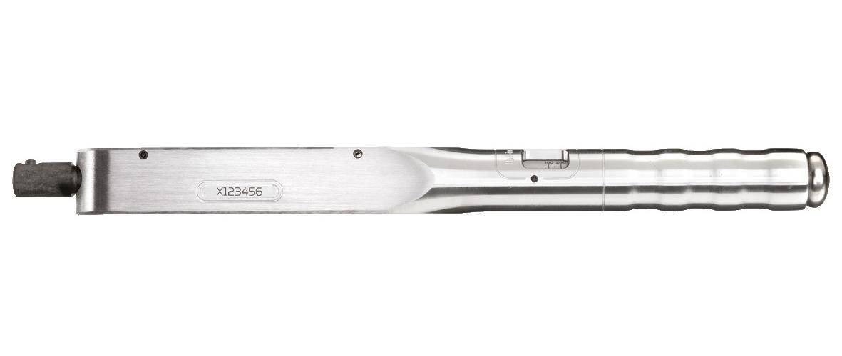 Eine Metalloberfläche mit eingravierter Nummer 456 und kreisförmigen Markierungen, die eine zylindrische Vertiefung und eine kleine Kammer an der Seite aufweist.