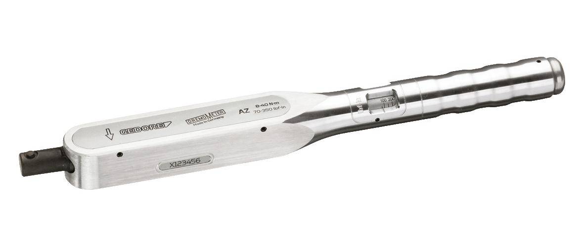 Ein Präzisions-Drehmomentschlüssel mit Messskala im Bereich von 8-40 Nm, gekennzeichnet mit der Modellnummer XI23456, zum Anziehen von Befestigungselementen verwendet.