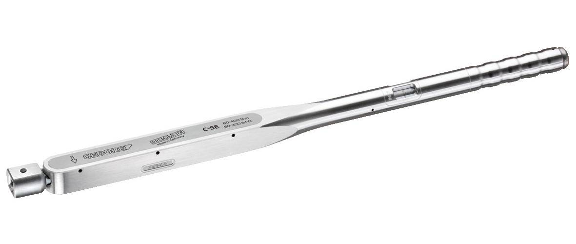 Eine Nahaufnahme eines zahnärztlichen Scaler-Handstücks mit metallischem Aussehen, das eingravierte Modelldetails und einen teilweise sichtbaren Griff zeigt.