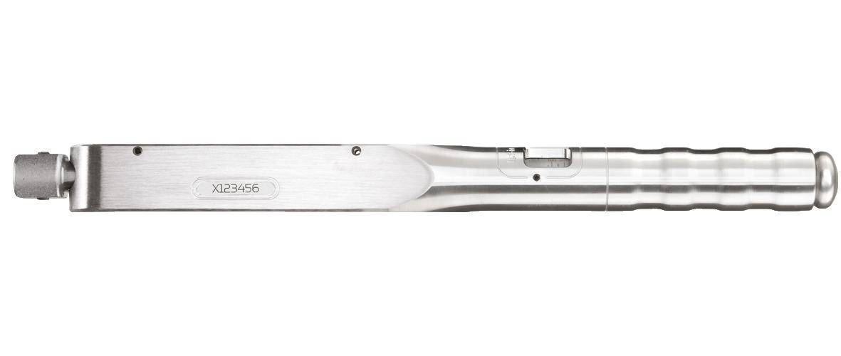 Nahaufnahme einer Metalloberfläche mit sichtbarem Wasserwagenindikator; möglicherweise Teil eines Werkzeugs oder Instruments, das für Mess- oder Ausrichtungsaufgaben verwendet wird.