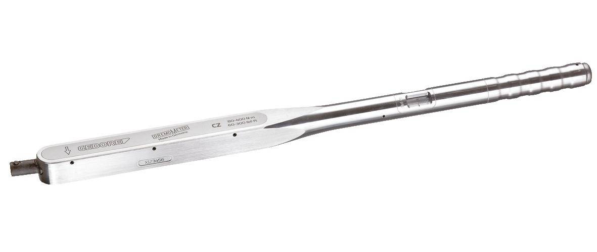 Eine Nahaufnahme einer Florettklinge mit Markierungen, die Herstellungsdetails und Spezifikationen andeuten und auf einen Fechtsport-Kontext hinweisen.