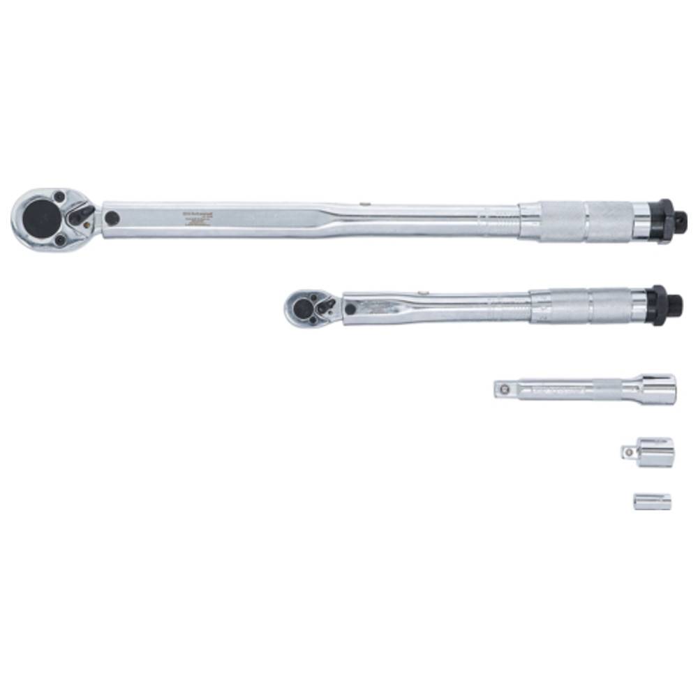 Zwei Ratschenschlüssel aus Metall in unterschiedlichen Größen und drei Steckschlüssel-Aufsätze, die auf einem weißen Hintergrund platziert sind.