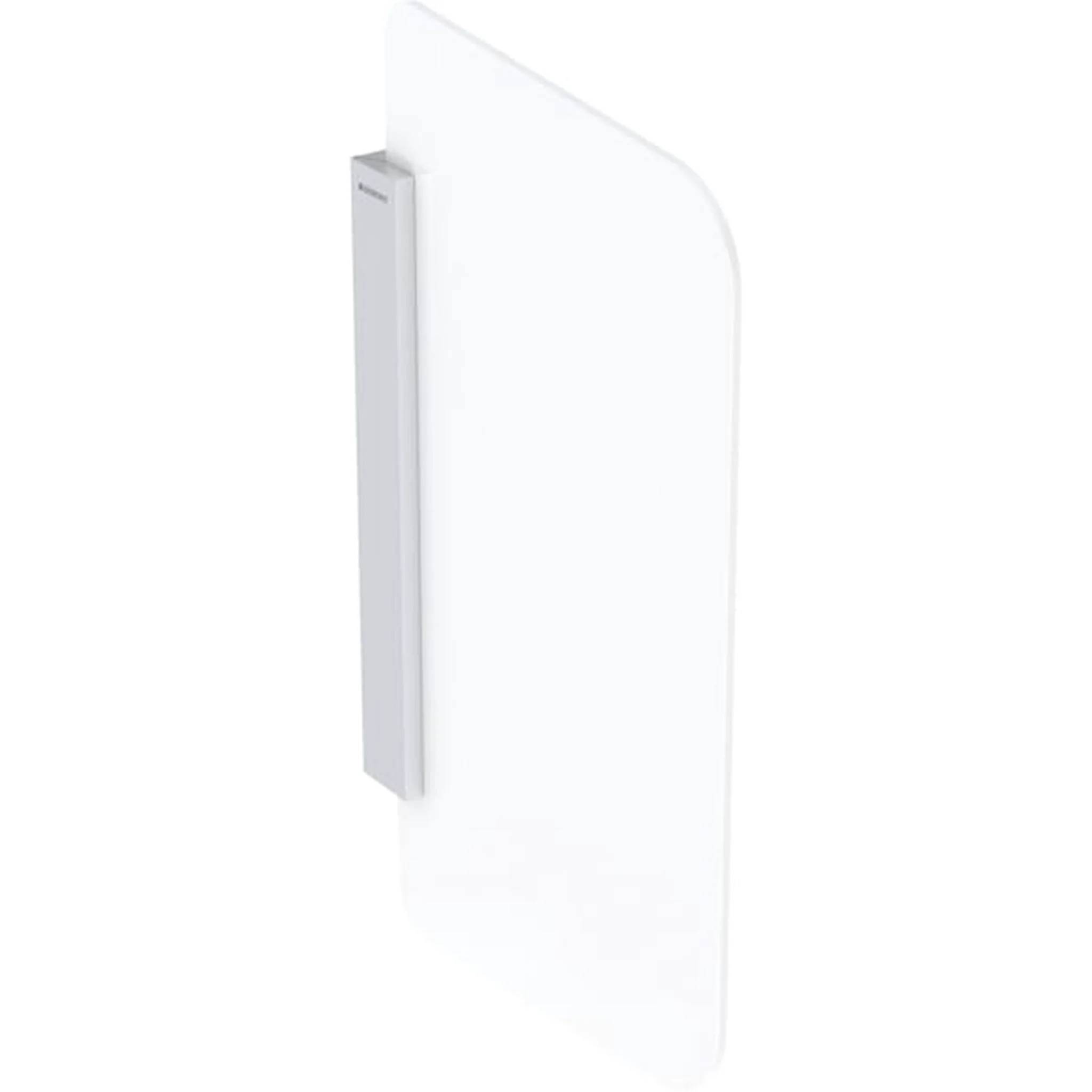 Weißer moderner an der Wand montierter Schrank oder Lagerpanel mit schlankem vertikalem Griff, gezeigt vor einem einfachen Hintergrund.