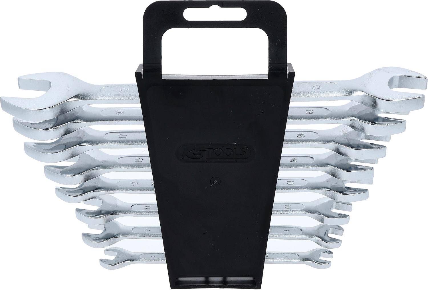 Ein Satz von acht silbernen Schraubenschlüsseln wird in einem schwarzen Kunststoffhalter präsentiert, wobei die unterschiedlichen Größen horizontal ausgerichtet sind.