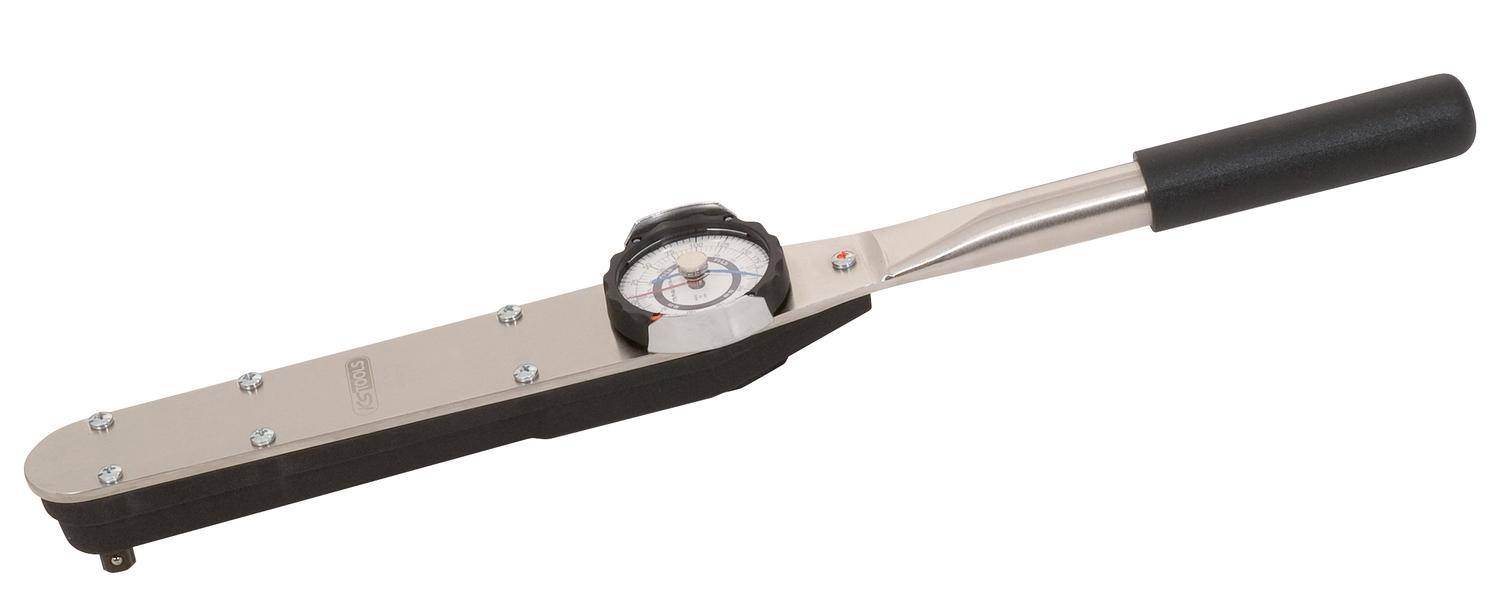 Ein metallisches Gerät mit einem runden Zifferblatt und einem langen Griff, möglicherweise ein Drehmomentschlüssel, das zum Messen von Drehmoment verwendet wird.
