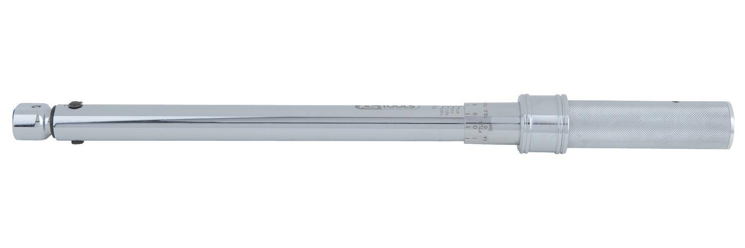 Ein verchromter Drehmomentschlüssel mit einer runden Kalibrierungsskala, verwendet zum Aufbringen eines spezifischen Drehmoments auf eine Schraube.