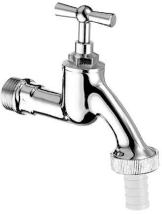 Ein glänzender silberner Wasserhahn mit einer gerillten Basis, leicht geneigter Ausguss und einem Gewindelende, vor einem weißen Hintergrund.