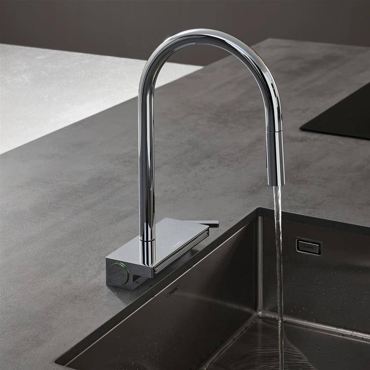 Chromküchenarmatur mit Wasser, das in ein Edelstahlspülbecken auf einer modernen Arbeitsplatte läuft.