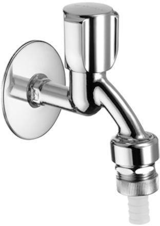 Ein glänzender Chrom-Duschkopf, der an einem Wandhalter befestigt ist und nach unten gerichtet, zur Benutzung bereit.
