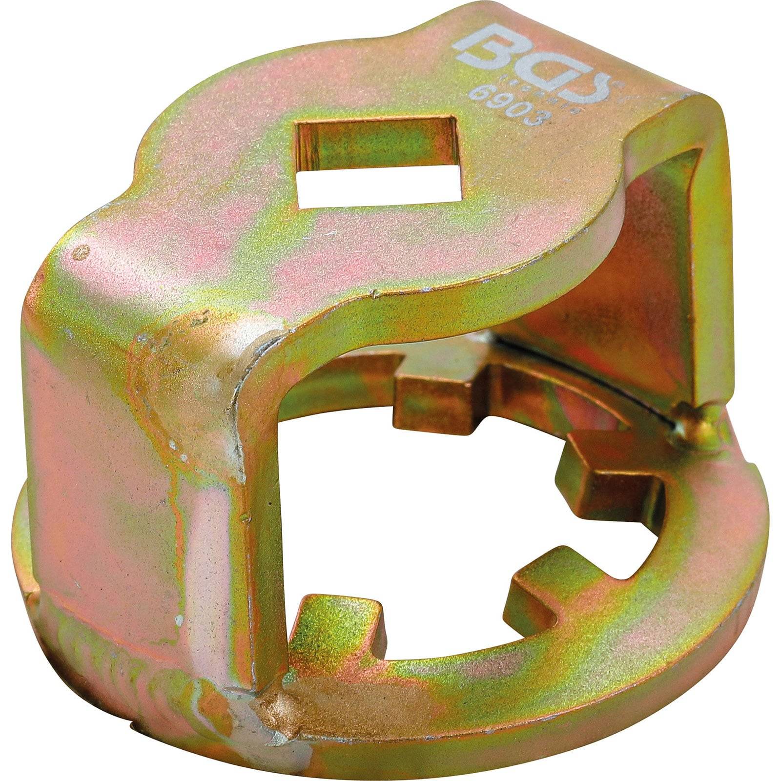 Ein metallisches, goldenes Werkzeug mit einem offenen Ende und quadratischer Aufnahme, das in mechanischen Kontexten zur Installation oder Demontage verwendet wird.