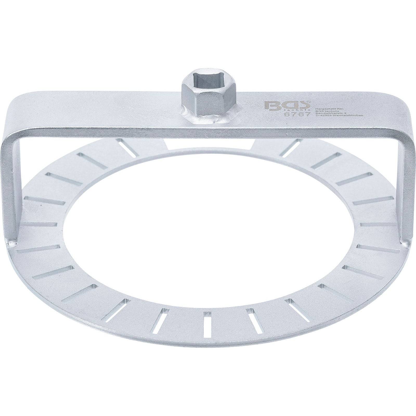 Ein silberner Metallschraubenschlüssel, der speziell für die Ölfilterentfernung entwickelt wurde und einen kreisförmigen Griffbereich mit Schlitzen sowie einen sechseckigen Kopf zum Festziehen aufweist.