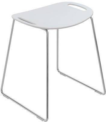 Ein moderner weißer Hocker mit geschwungener Sitzfläche und schlanken Metallfüßen, geeignet für zeitgenössische Interieurs oder minimalistische Einrichtungen.