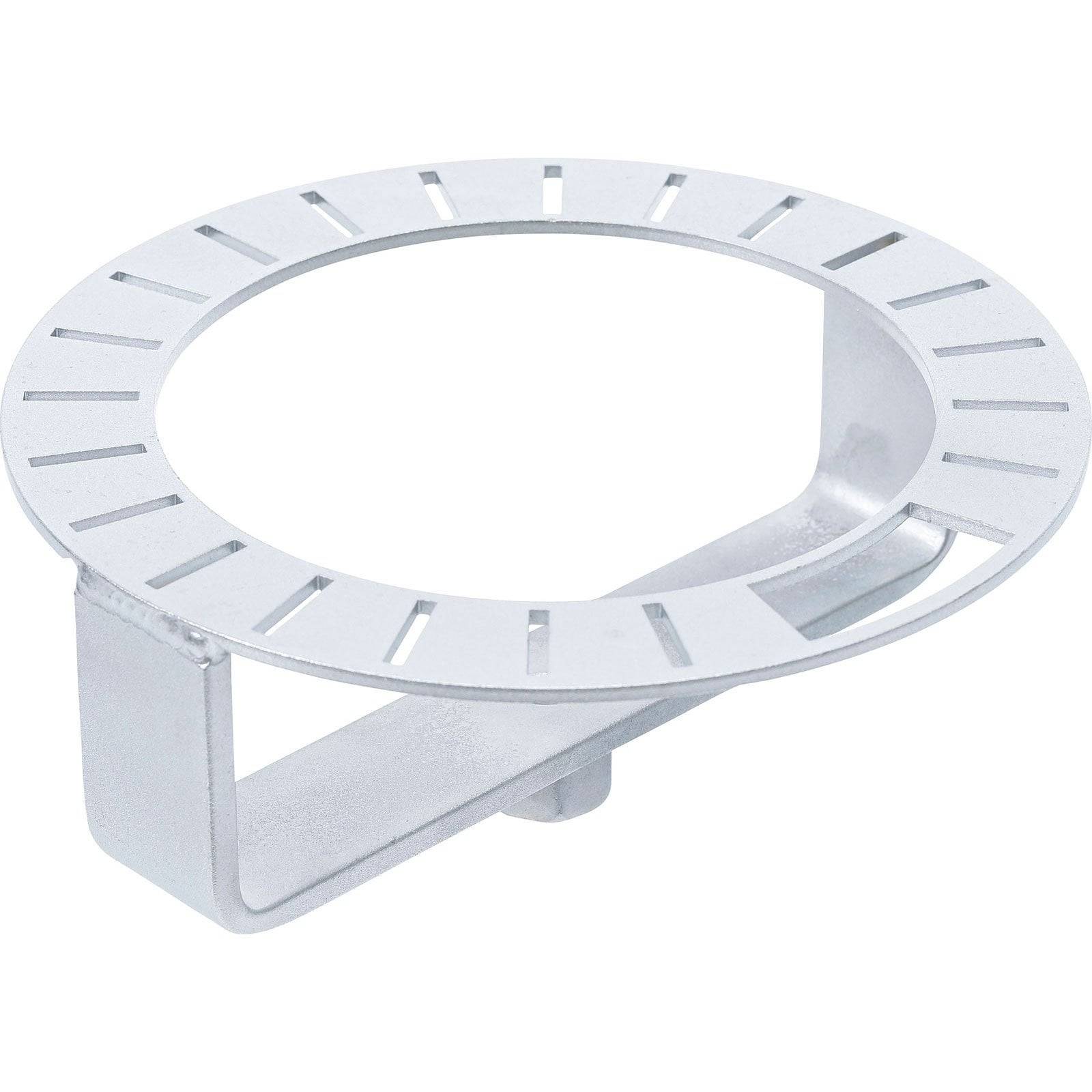 Eine kreisförmige metallische Klemme mit geschlitztem Design und einem Stützarm, die zum Befestigen von Objekten wie Kerzengläsern oder Glaszylinder verwendet wird.