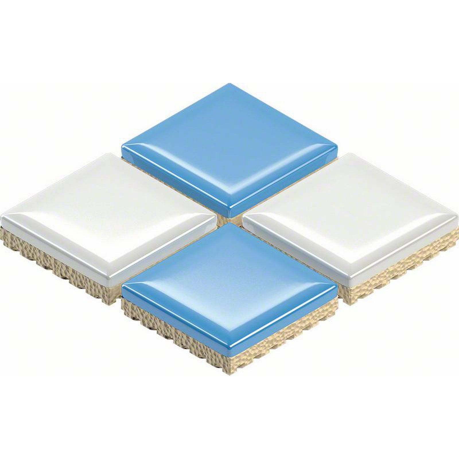 Vier Marshmallows: zwei blaue und zwei weiße, in einer Rautenform angeordnet, wobei die geflochtenen Basen am unteren Rand sichtbar sind.