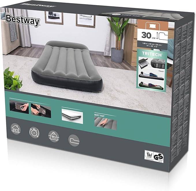 Bestway Tritech Luftmatratze Box mit grauer erhöhter Luftmatratze, 30 cm Höhe, mit Produktmerkmalen und Wohnzimmerszene auf der Verpackung.