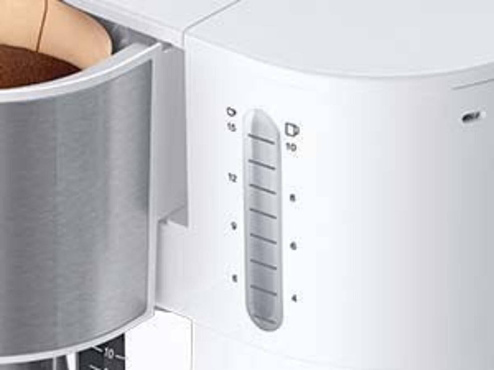 Ein weißer elektrischer Kaffeebereiter mit einem sichtbaren Wasserstandsanzeiger, der Füllmengen von 4 bis 12 Tassen zeigt.