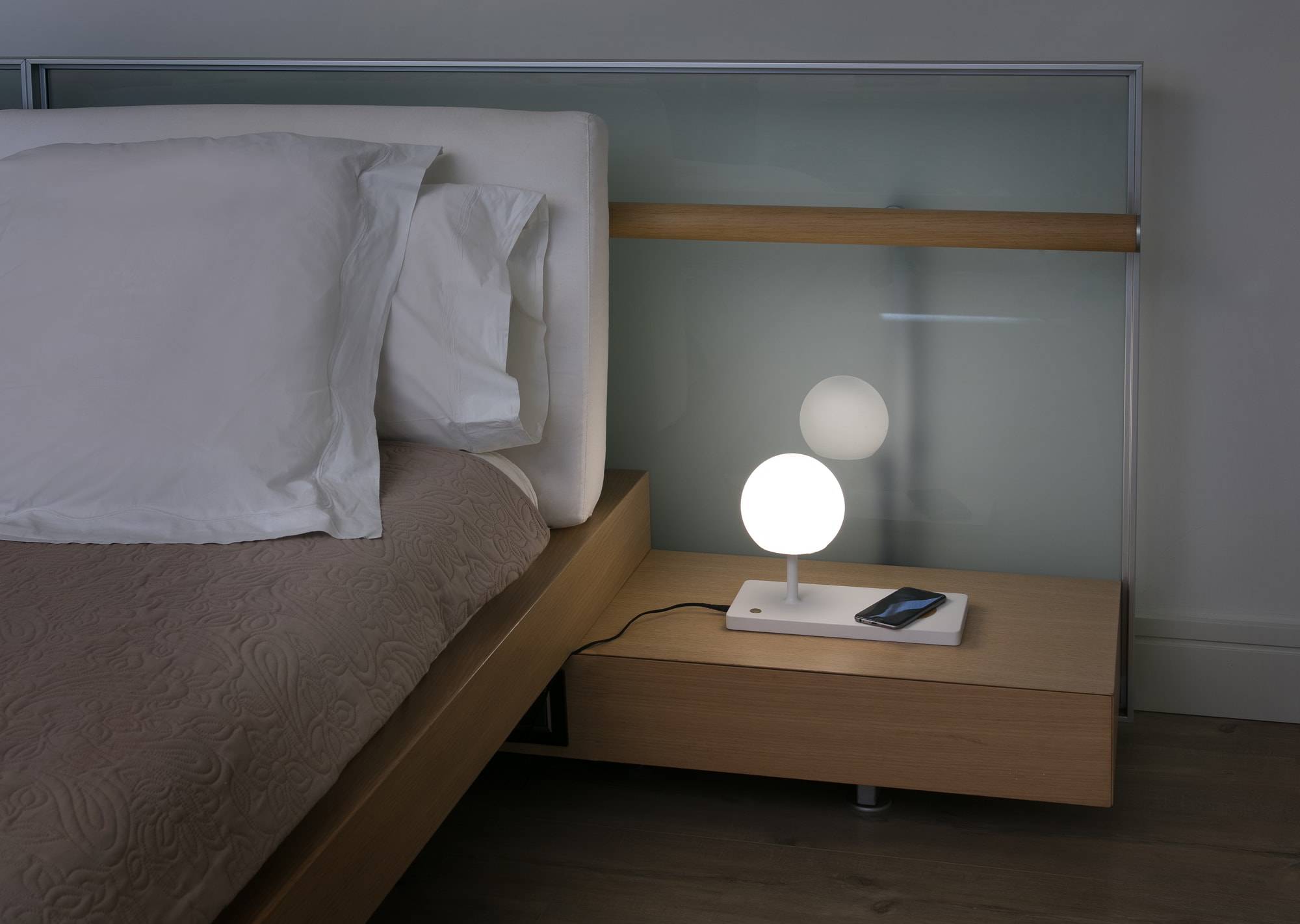 LED Tischlampe Niko mit Ladestation