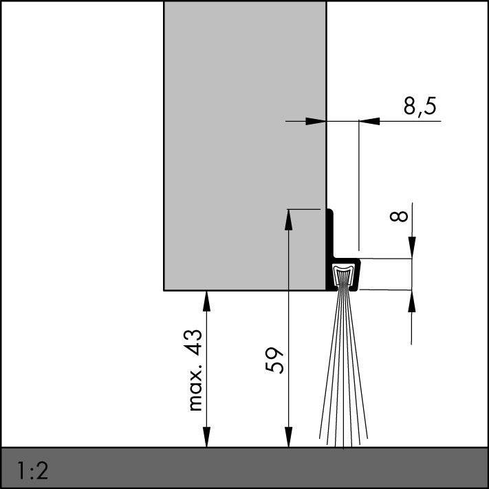 Technisches Diagramm mit vertikalem Schnitt. Ein Türpaneel mit Abmessungen: 59 mm Höhe, 8,5 mm Spalt und 43 mm maximale Erweiterung. Eine Dichtung ist mit einer Luft- oder Wasserdichtung dargestellt. Maßstab 1:2.