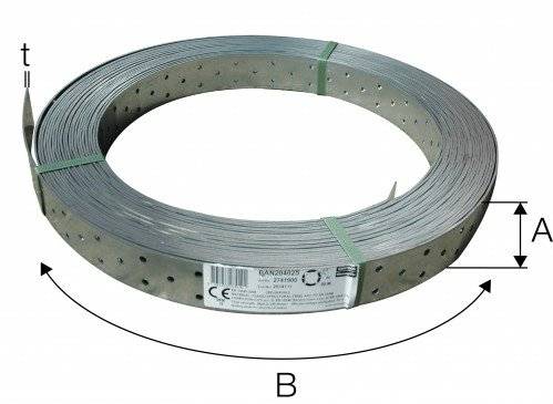 Ein aufgerollter durchlochter Metallstreifen mit Produktetiketten, häufig für Bau- oder Installationszwecke verwendet.