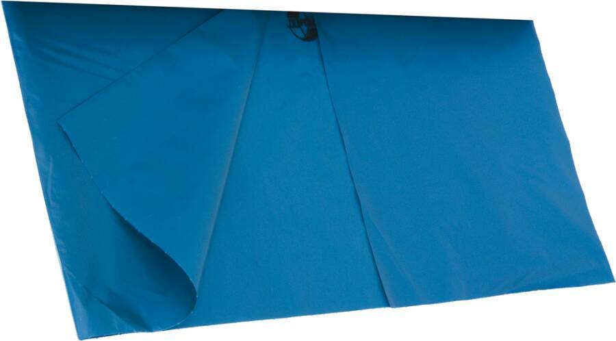 Blaues gefaltetes Papier oder Stoffpanel mit einer gekrümmten unteren linken Ecke auf weißem Hintergrund.