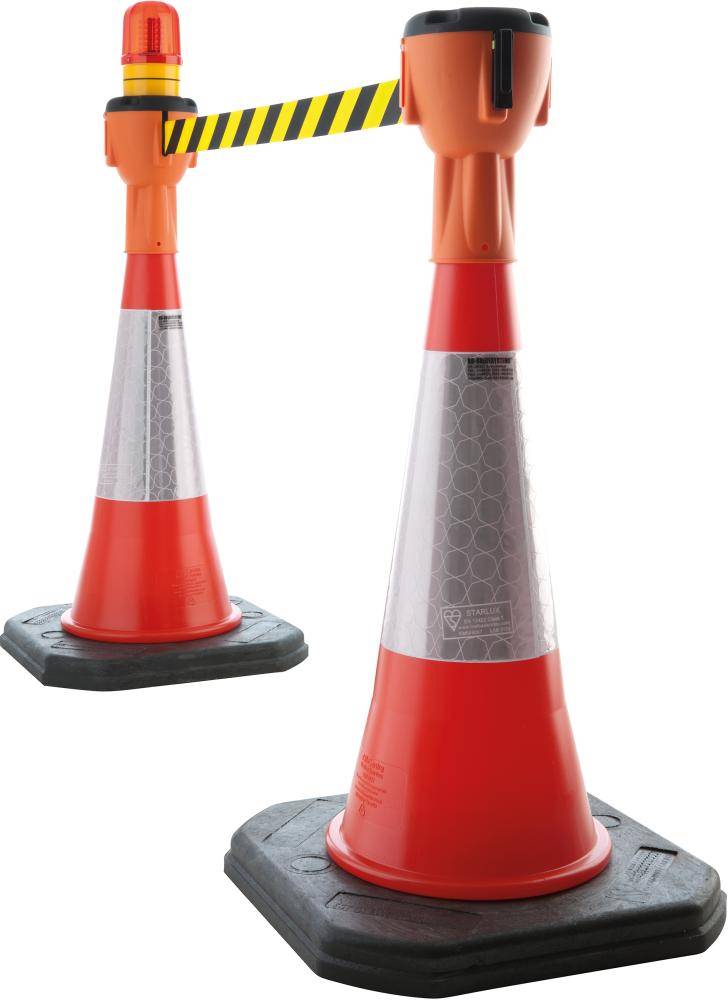 Zwei orange Verkehrskegel, die durch eine gelb-schwarz gestreifte Absperrung verbunden sind und eine tragbare Straßensperre auf weißem Hintergrund bilden.