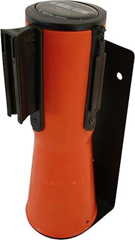 Orangener wandmontierter Feuerlöscher-Halter mit schwarzen Halterungen